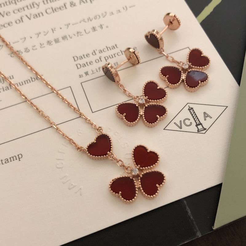 Van Cleef & Arpels suits 12yxq02